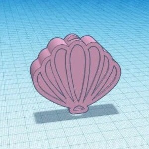 Könnte beinhalten: Eine dreidimensionale digitale Darstellung eines hellrosa Muschelanhängers. Das Objekt weist ein klassisches fächerförmiges Design mit erhabenen Rippen auf, die von der Basis zum äußeren Rand verlaufen und ein symmetrisches, klares geometrisches Erscheinungsbild erzeugen.