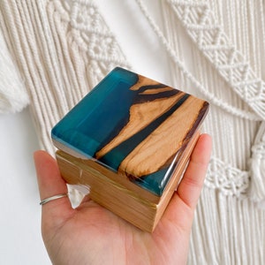 Ringdoos met personalisatie, verlovingsringdoos met epoxy, trouwringdoos, houten sieradendoos, harsringhouder, BOHO-trouwdecor