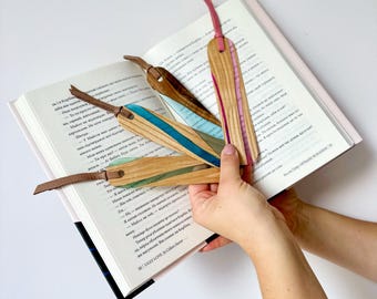 Buchliebhaber Geschenk, Buch Lesezeichen mit Gravur, Einzigartige Lesezeichen aus Esche Walnuss Holz und Epoxy, Personalisierte Künstler Buch Accessoire