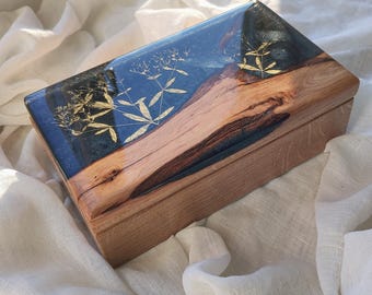 Holzschmuckschatulle mit Goldblumen | Benutzerdefinierte Schmuck Organizer Handgemachtes Geschenk für Schwester | Dekorative Schmuckbox aus Epoxidharz