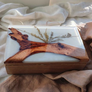 Weiße Schmuckschatulle mit goldenem Farn, Schmuckaufbewahrung, Holzkiste für Frauen, Erinnerungsschatulle, BOHO-Box aus Holzepoxid, Epoxidharz-Box