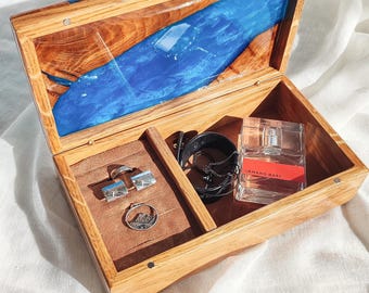 Schmuckschatulle aus Eiche mit Epoxidharz-Deckel: Personalisierte Aufbewahrungsbox mit Fächern, Schmuckorganisator für Schwester und Frau, Geschenk mit Gravur