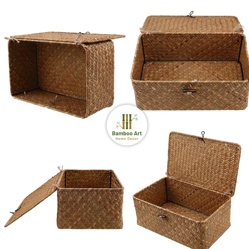 Pu&ograve; includere: Quattro scatole di immagazzinaggio intrecciate con coperchi. Le scatole sono realizzate in vimini marrone naturale e hanno un design semplice. I coperchi hanno una piccola maniglia in metallo.