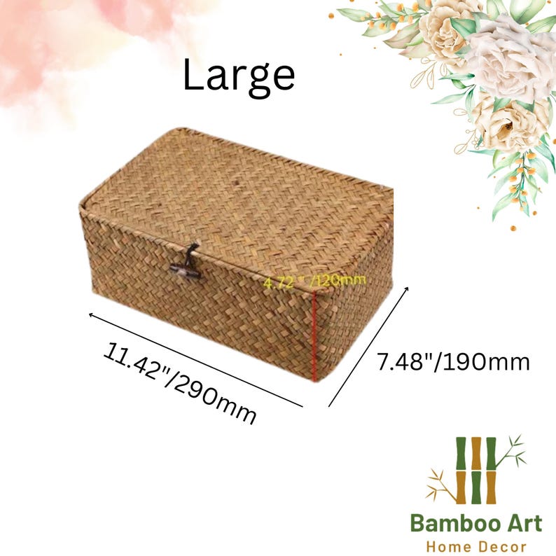 Pu&ograve; includere: Un grande cesto di vimini rettangolare con un coperchio incernierato e una chiusura in metallo. Il cesto &egrave; realizzato in materiale naturale di colore marrone chiaro e misura 290 mm per 190 mm. Il testo "Large" &egrave; stampato sopra il cesto.