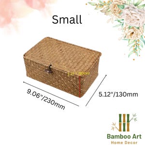 Pu&ograve; includere: Un piccolo cesto di vimini rettangolare con un coperchio incernierato e una chiusura in metallo. Il cesto &egrave; lungo 23 cm e largo 13 cm. "Small" &egrave; scritto sopra il cesto.