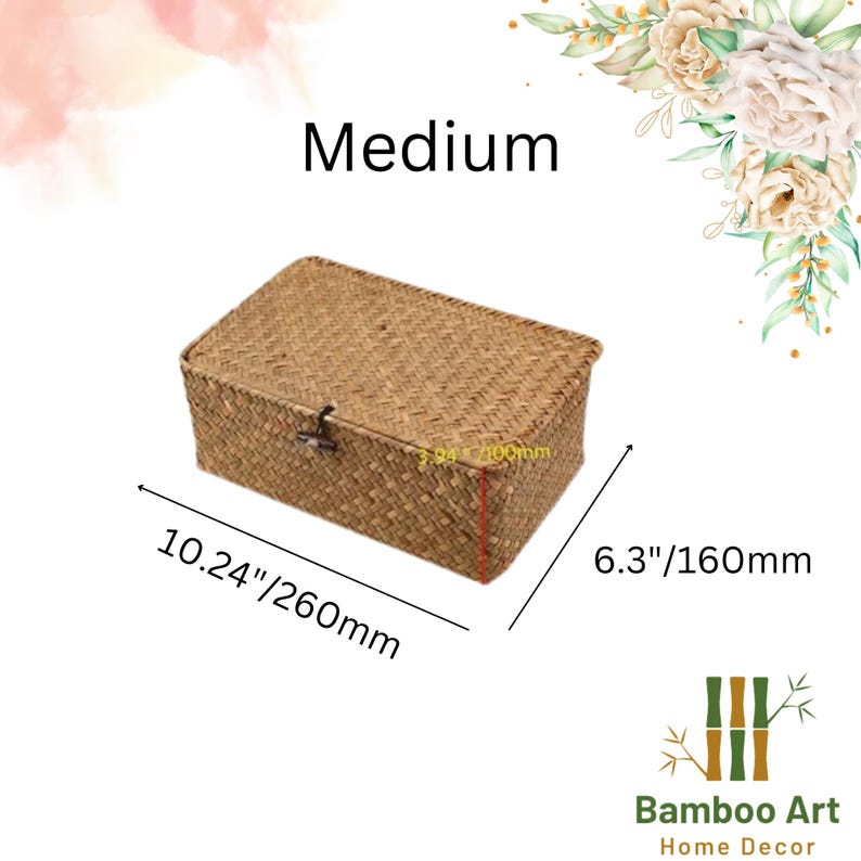 Pu&ograve; includere: Un cesto di stoccaggio intrecciato di medie dimensioni con un coperchio e una chiusura in metallo. Il cesto &egrave; realizzato con materiali naturali e ha un colore marrone chiaro. Il cesto misura 260 mm per 160 mm. "Bamboo Art Home Decor" &egrave; stampato sotto il cesto.