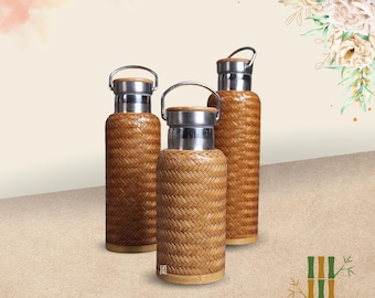 Termo de bambú hecho a mano con asa y revestimiento de acero inoxidable, ideal para viajes.