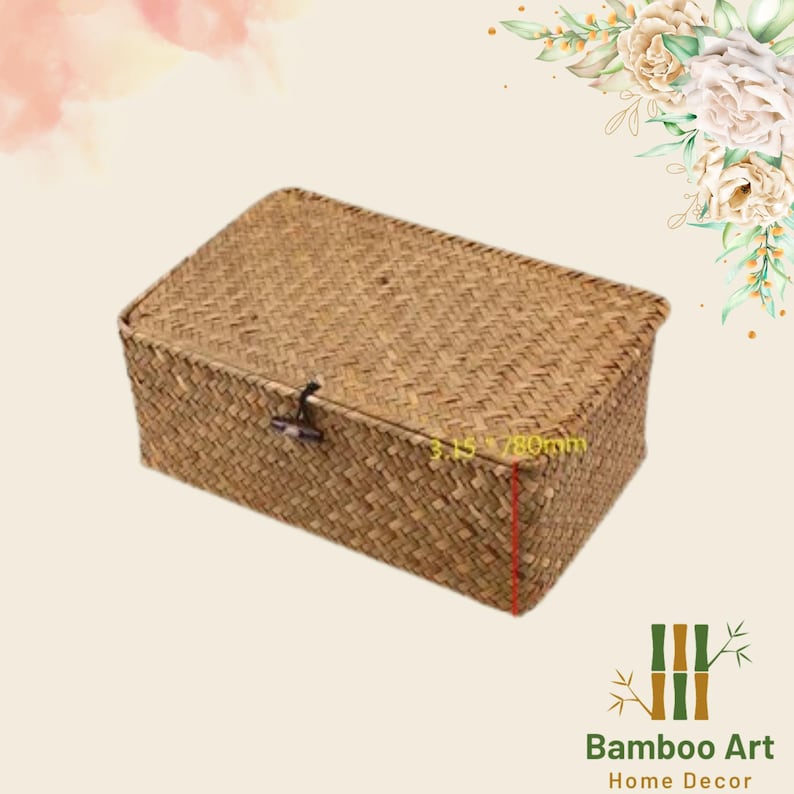 Pu&ograve; includere: Una scatola di stoccaggio rettangolare intrecciata con un coperchio incernierato e un chiavistello marrone. La scatola &egrave; realizzata in materiale intrecciato naturale e misura 8 cm per 20 cm.