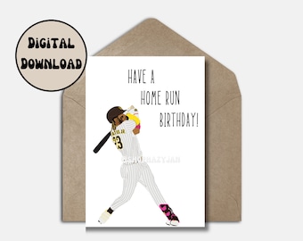 Puede incluir: Una tarjeta de cumpleaños digital descargable con un jugador de béisbol con un uniforme blanco y negro con el número 33 en la espalda, balanceando un bate. El texto de la tarjeta dice "Have a Home Run Birthday!"