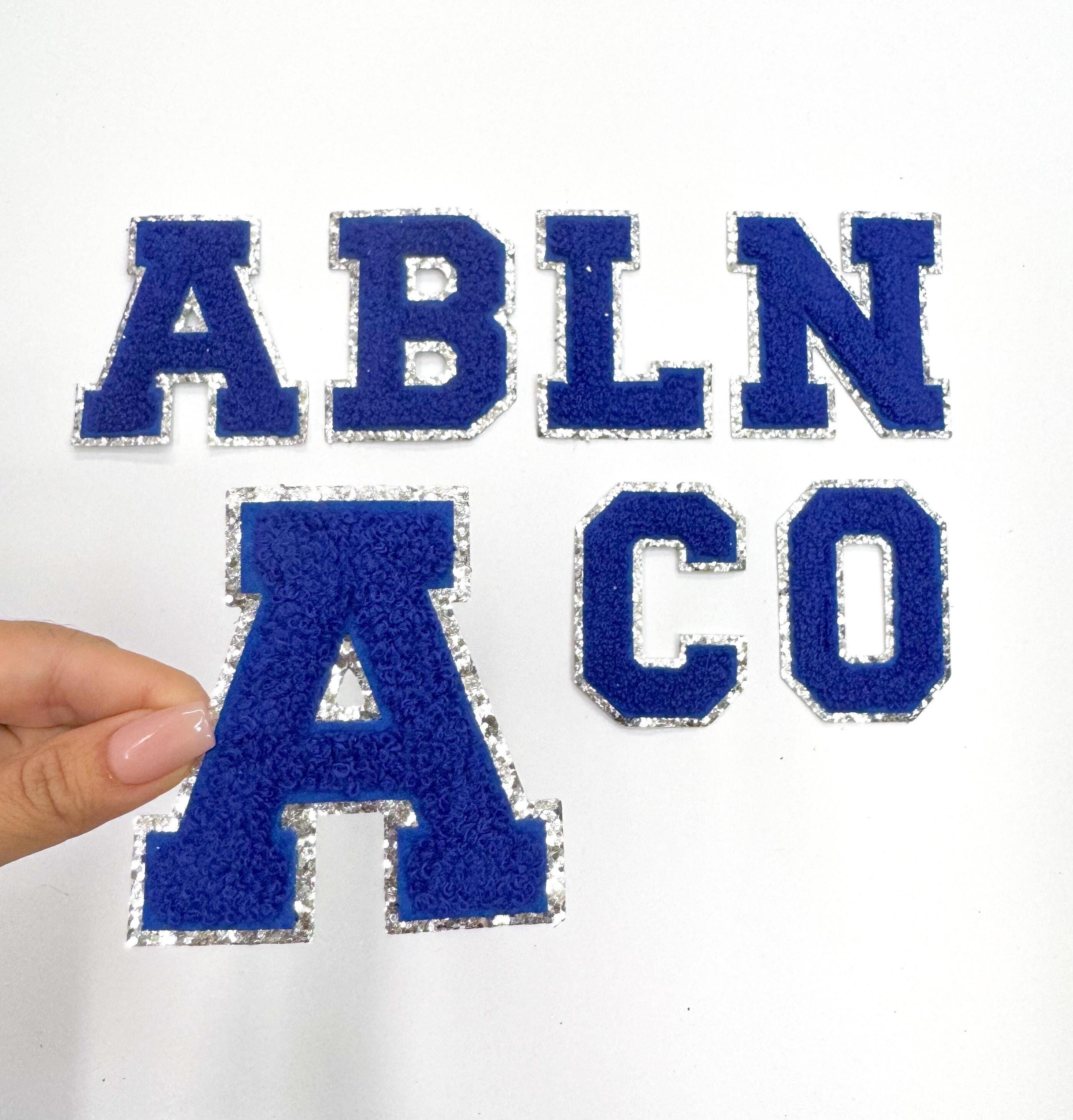 Parches de letras de chenilla azul rey, letras de chenilla con brillo plateado, parche de letras para planchar, parche de letras, letra universitaria, parche difuso, bricolaje