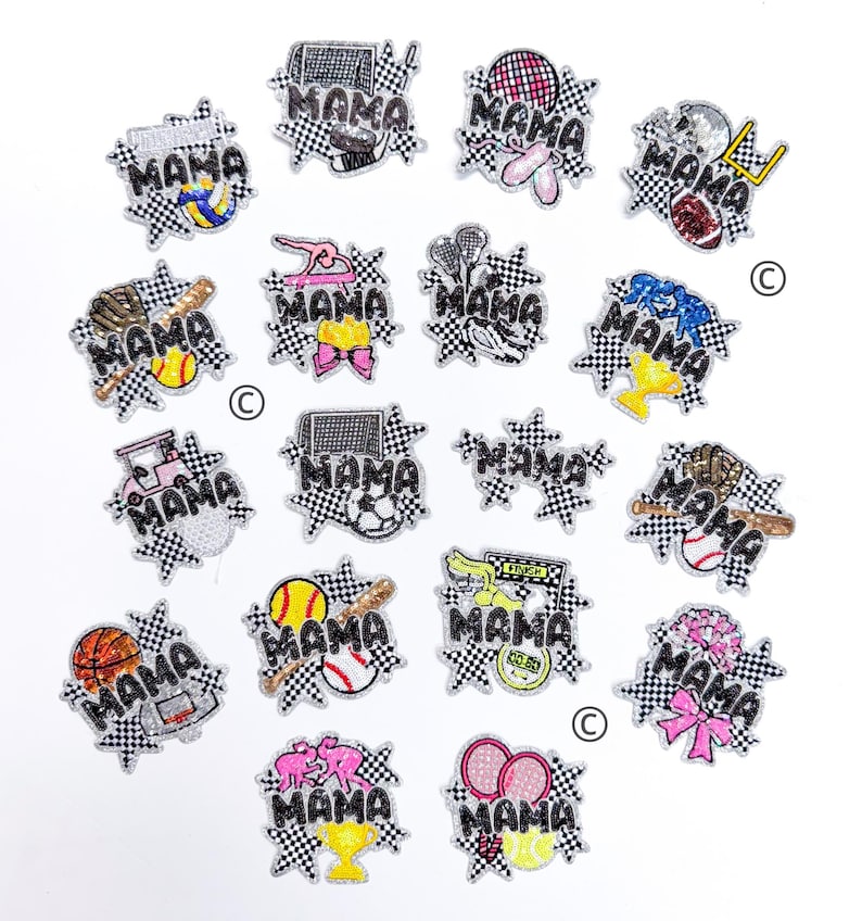 K&ouml;nnte beinhalten: Ein Set mit 18 B&uuml;gelbildern mit dem Wort "MAMA" in Schwarz auf einem karierten Hintergrund. Jedes B&uuml;gelbild hat ein anderes sportliches Design, darunter Baseball, Basketball, Fu&szlig;ball, Volleyball, Gymnastik, Cheerleading und mehr.