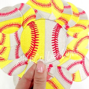 Peut inclure: Un lot de patchs de softball ronds jaunes et blancs avec des coutures rouges. Les patchs ont un diam&egrave;tre d'environ 7,5 cm.