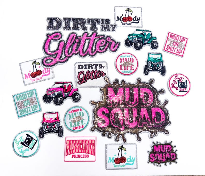 Pode incluir: Uma cole&ccedil;&atilde;o de patches bordados com v&aacute;rios designs e texto. Os patches apresentam frases como "Dirt My Glitter" e "Mud Squad", juntamente com imagens de ve&iacute;culos off-road e cerejas. As cores incluem rosa, preto e azul-petr&oacute;leo.