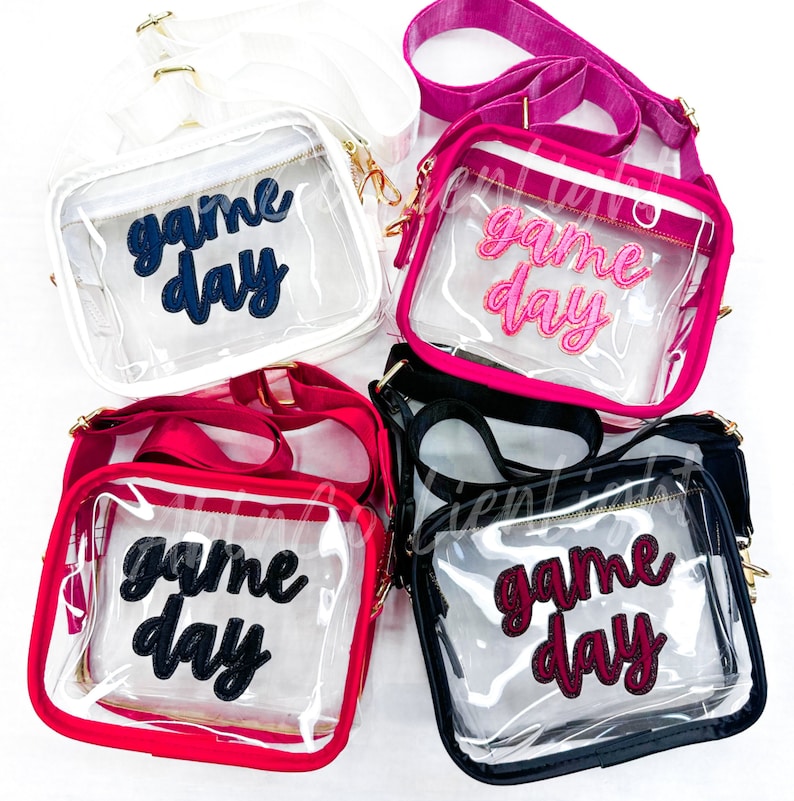 Puede incluir: Cuatro bolsos de bandolera de pl&aacute;stico transparente con correas de diferentes colores y parches de "game day". Los bolsos son blancos, rosas, rojos y negros.