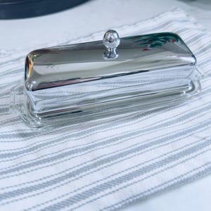 Vintage glazen botervloot met gepolijst chroommetalen deksel en bolvormige knop