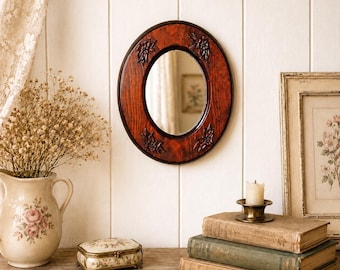 Vintage handskuren oval träväggspegel blommig ram stuga bondgårdsdekor
