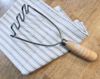 Vintage Potato Masher Zigzag Wire Primitive Rustic Ribbed Wood Handle Farmhouse