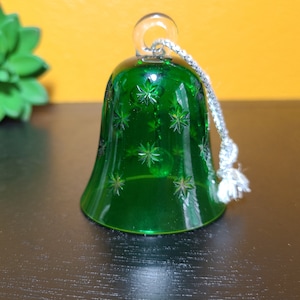 Campana di cristallo al piombo verde tagliata a mano vintage realizzata a mano in Ungheria