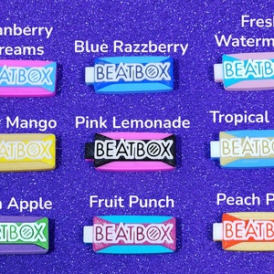 以下が含まれることがあります： Beatbox飲料の9つの異なるフレーバー。それぞれにユニークな色とデザインが施されています。フレーバーは、クランベリー・ドリーム、ブルー・ラズベリー、フレッシュ・ウォーターメロン、ジューシー・マンゴー、ピンク・レモネード、トロピカル・パンチ、グリーン・アップル、フルーツ・パンチ、ピーチ・パンチです。