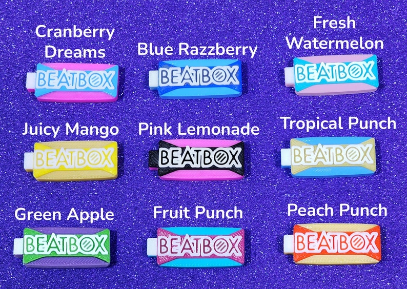 以下が含まれることがあります： Beatbox飲料の9つの異なるフレーバー。それぞれにユニークな色とデザインが施されています。フレーバーは、クランベリー・ドリーム、ブルー・ラズベリー、フレッシュ・ウォーターメロン、ジューシー・マンゴー、ピンク・レモネード、トロピカル・パンチ、グリーン・アップル、フルーツ・パンチ、ピーチ・パンチです。
