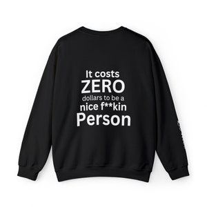Il ne coûte rien avec le sweat-shirt imprimé sur les manches