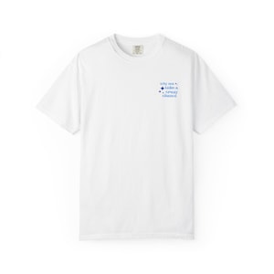 Può includere: T-shirt bianca a maniche corte. La maglietta presenta la scritta blu "why not take a crazy chance", insieme a due diamanti blu. La maglietta ha un girocollo e una piccola etichetta sul colletto.