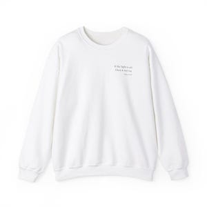 Op de afbeelding: Witte longsleeve sweatshirt met een ronde hals en een citaat gedrukt op de voorkant: "Als het licht uit is, dan is het niet aan." - Mary Poppins