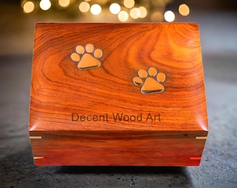 Handgefertigte Holzurne für Haustiere - Personalisierte Palisander-Hundaschebox mit Pfoten-Inlay aus Messing