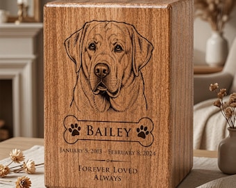 Könnte beinhalten: Hölzerne Urne für Haustiere mit einem gravierten Hundeporträt. Die Urne zeigt den Namen "Bailey", Daten und die Inschrift "Forever Loved Always". Das Holz hat eine natürliche Maserung und einen warmen Farbton.