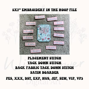 以下が含まれることがあります： 5x7インチの刺繍インザフープファイルセット。モノグラムと花柄が施された中央の長方形パッチと、1 Monthから12 Monthまでピンクと青の糸で刺繍された12個の小さな長方形パッチが含まれています。