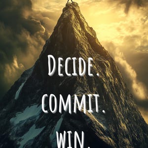 Può includere: Una citazione motivazionale, "DECIDE. COMMIT. WIN." è visualizzata su una cima di montagna con una persona in piedi in cima che tiene una bandiera. Il cielo è un mix drammatico di nuvole scure e luce solare brillante.