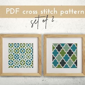 Puede incluir: Dos patrones de punto de cruz enmarcados, uno con un diseño geométrico en tonos de verde y azul, y el otro con un patrón de trébol de cuatro hojas en tonos de verde, azul y negro. El texto "PDF cross stitch pattern set of 2" es visible en la parte superior de la imagen.