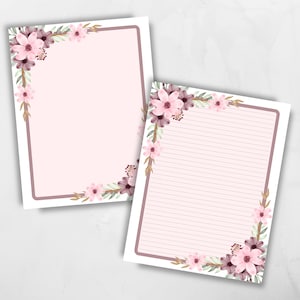Op de afbeelding: Twee bedrukbare briefpapierbladen met een bloemige rand. De rand heeft roze en bordeauxrode bloemen met groene bladeren. E&eacute;n blad is blanco en het andere heeft gestreept papier.