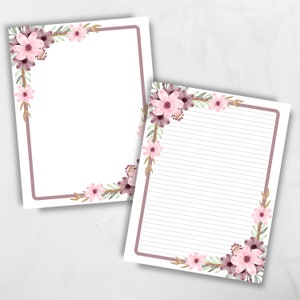 Op de afbeelding: Twee bedrukbare briefpapierbladen met een bloemige rand. De rand heeft roze en bordeauxrode bloemen met groene bladeren en gouden stelen. E&eacute;n blad is blanco en het andere heeft gestreept papier.