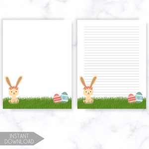 K&ouml;nnte beinhalten: Zwei wei&szlig;e Papierb&ouml;gen mit Osterillustrationen. Einer ist leer, der andere hat graue horizontale Linien. Beide zeigen einen Cartoon-Hasen mit Blumenkranz, gr&uuml;nes Gras und dekorierte Ostereier am unteren Rand. Die Worte "INSTANT DOWNLOAD" stehen in einem grauen Banner.