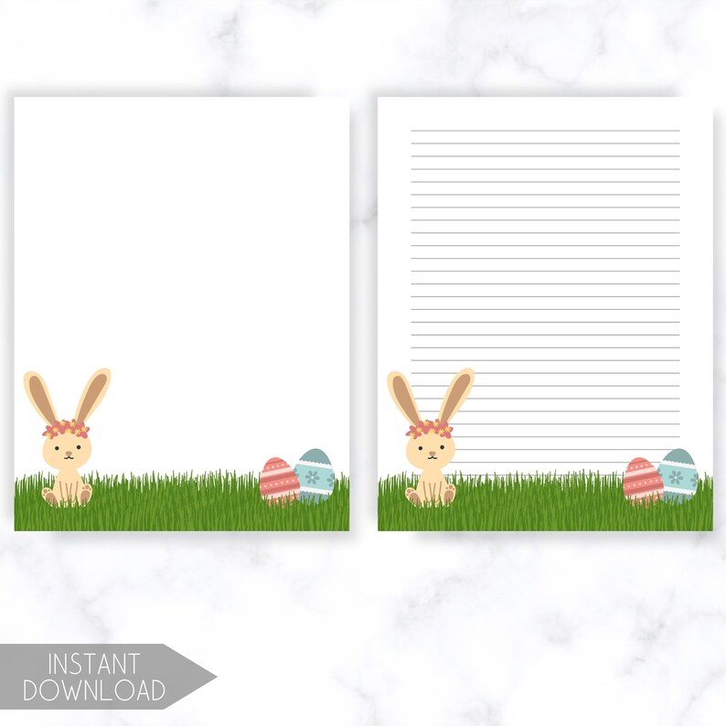 K&ouml;nnte beinhalten: Zwei wei&szlig;e Papierb&ouml;gen mit Osterillustrationen. Einer ist leer, der andere hat graue horizontale Linien. Beide zeigen einen Cartoon-Hasen mit Blumenkranz, gr&uuml;nes Gras und dekorierte Ostereier am unteren Rand. Die Worte "INSTANT DOWNLOAD" stehen in einem grauen Banner.