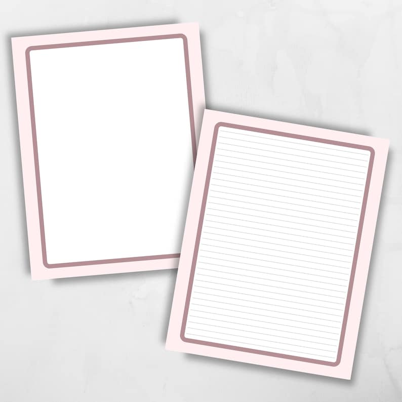 Op de afbeelding: Twee blanco, printbare briefpapierbladen met een roze achtergrond en een bruine rand. E&eacute;n blad is gestreept en het andere is blanco.