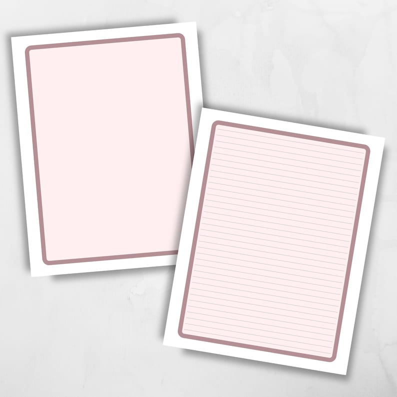 Op de afbeelding: Twee bedrukbare briefpapierbladen met een roze achtergrond en een bruine rand. E&eacute;n blad is leeg en de andere heeft dunne, gelijkmatig verdeelde lijnen.
