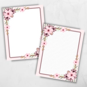 Op de afbeelding: Twee bedrukbare briefpapierbladen met een roze en bordeauxrode bloemenrand. Het blad aan de linkerkant is blanco, terwijl het blad aan de rechterkant is voorzien van lijnen.