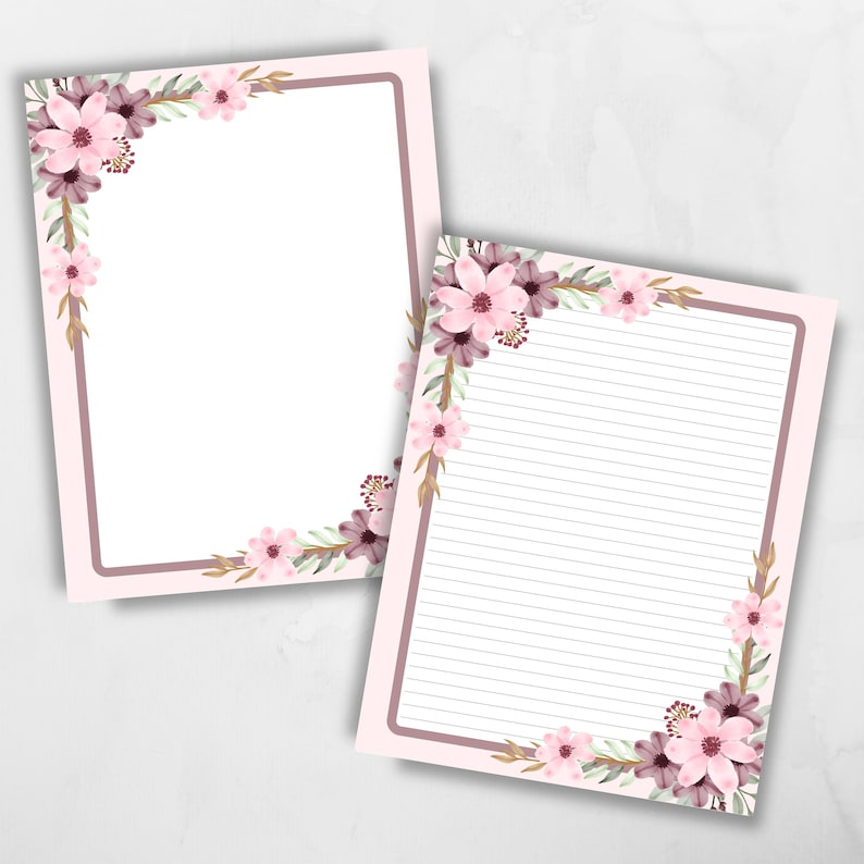 Op de afbeelding: Twee bedrukbare briefpapierbladen met een roze en bordeauxrode bloemenrand. Het blad aan de linkerkant is blanco, terwijl het blad aan de rechterkant is voorzien van lijnen.