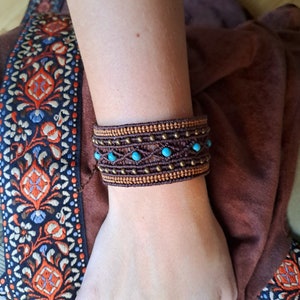 Handgjort makraméarmband: Brun bomull, turkos och gyllene pärlor
