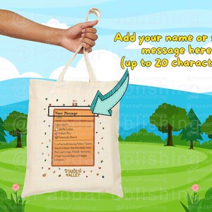 Puede incluir: Una bolsa de tela blanca con un dise&ntilde;o marr&oacute;n y naranja que incluye el texto "Your Message" y "Stardew Valley". La bolsa tiene una flecha azul y blanca que apunta al dise&ntilde;o. El texto "Add your name or short message here (up to 20 characters)" est&aacute; escrito en amarillo en la parte superior de la imagen.