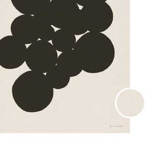 Puede incluir: Una impresi&oacute;n de arte mural cuadrada que presenta un grupo de c&iacute;rculos negros s&oacute;lidos dispuestos en un patr&oacute;n abstracto sobre un fondo beige claro texturizado. Un peque&ntilde;o recuadro circular muestra un primer plano de la textura del lienzo. Una firma es visible en la parte inferior.