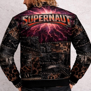 Puede incluir: Un letrero de madera hecho a mano con el texto "Welcome to our home" en un estilo manuscrito. El letrero está pintado de blanco con un acabado envejecido y un borde marrón oscuro. Diseñado para uso en interiores o exteriores.