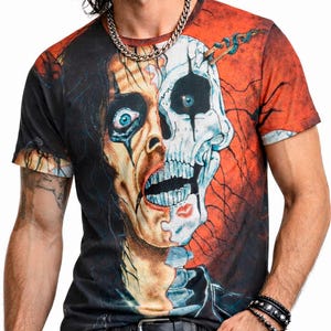 Puede incluir: Camiseta gráfica negra y roja con un diseño de rostro dividido, mitad humano y mitad calavera. El lado humano tiene ojos azules y lápiz labial rojo. El fondo es rojo con una textura agrietada.