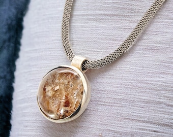 Discover the uniqueness of quartz jewelry: pendants made of 925 silver and quartz with mother rock