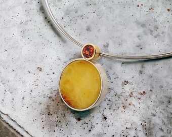 Discover the uniqueness of amber jewelry: pendant made of 750 yellow gold and 925 silver with amber and citrine