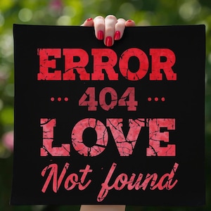 Op de afbeelding: Zwarte vierkant met de woorden "ERROR 404 LOVE Not found" in verweerde rode letters. De tekst is gecentreerd en de woorden zijn verticaal gestapeld. De afbeelding wordt vastgehouden door een persoon met rode nagellak.