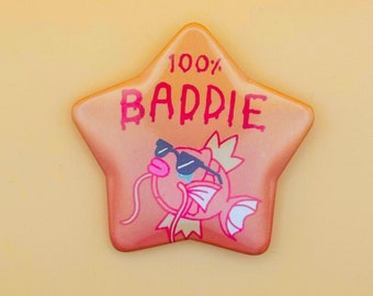 100% Baddie ホログラフィック ピン ボタン バッジ - 魚 - かわいい - カワイイ - 共感できる - ミーム - 面白い