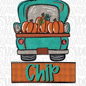 Puede incluir: Una camioneta vintage azul turquesa con una cama de madera llena de calabazas naranjas. La camioneta tiene un fondo blanco con la palabra "Chip" escrita en un letrero de cuadros marrones y naranjas.